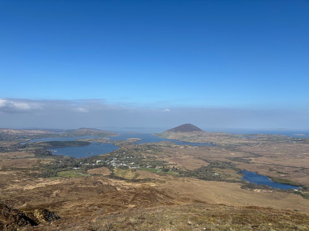 Paysage du connemara valloné avec bras de mer et collines 