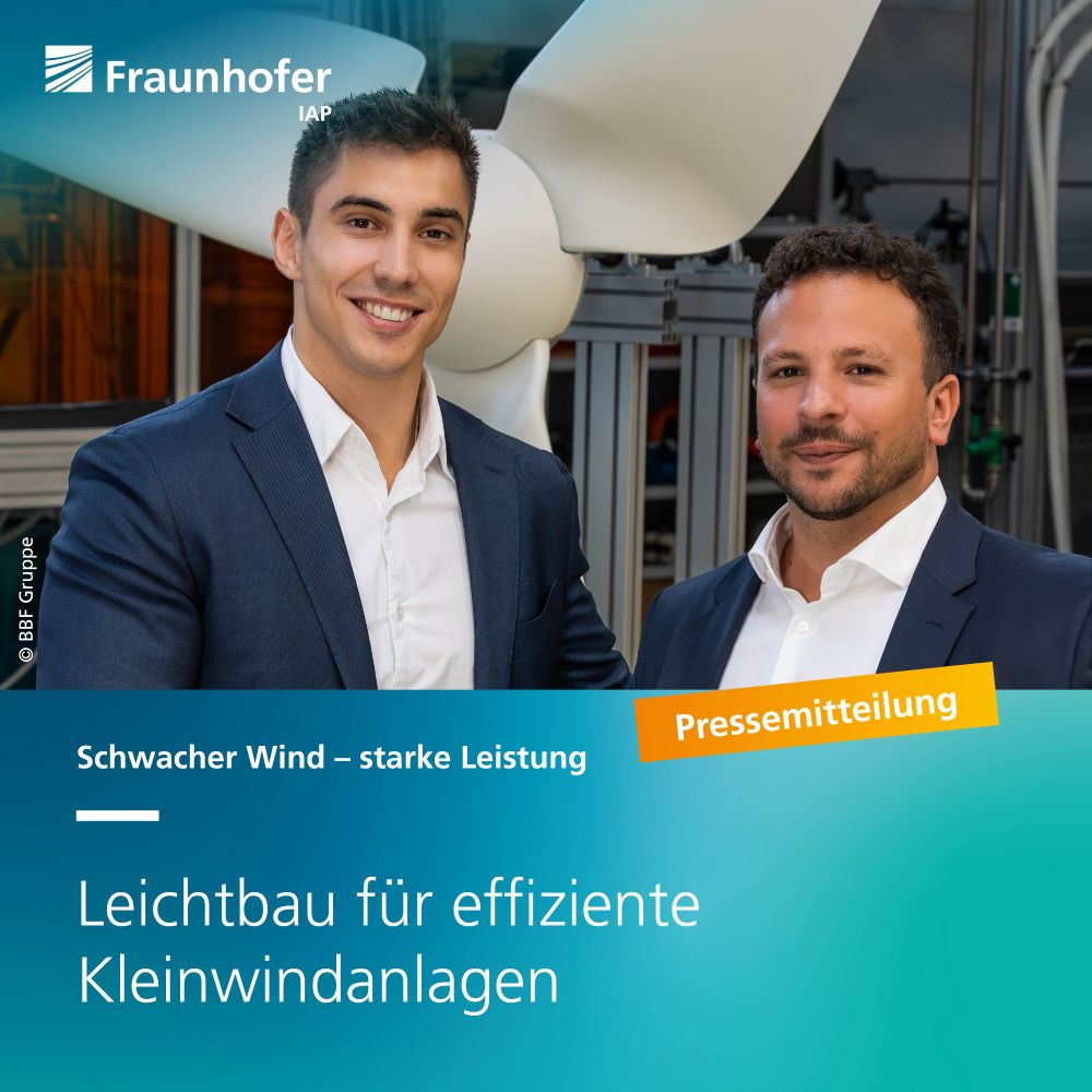 Schwacher Wind – starke Leistung: Leichtbau für effiziente Kleinwindanlagen: Das Bild zeigt zwei Männer im Vordergrund sowie das Rotorblatt einer Kleinwindanlage im Hintergrund.