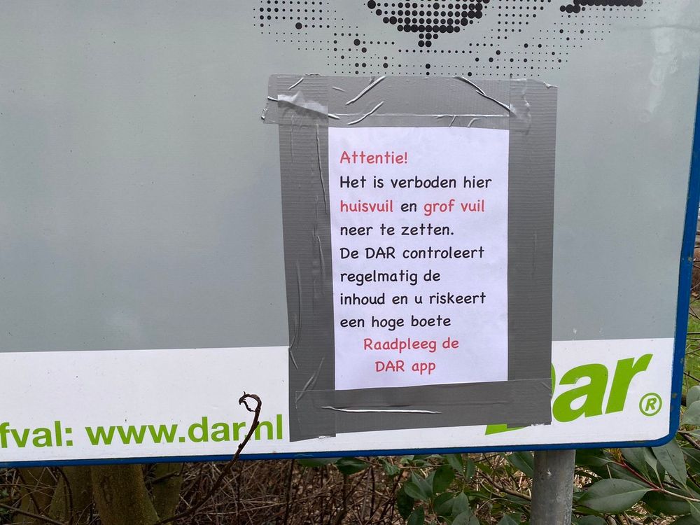 The sign reads ‘Attention! It is illegal to dump rubbish here. The municipal rubbish disposal services check the contents and you risk a heavy fine. Please check the Rubbish App.’ All in classy Comic Sans font