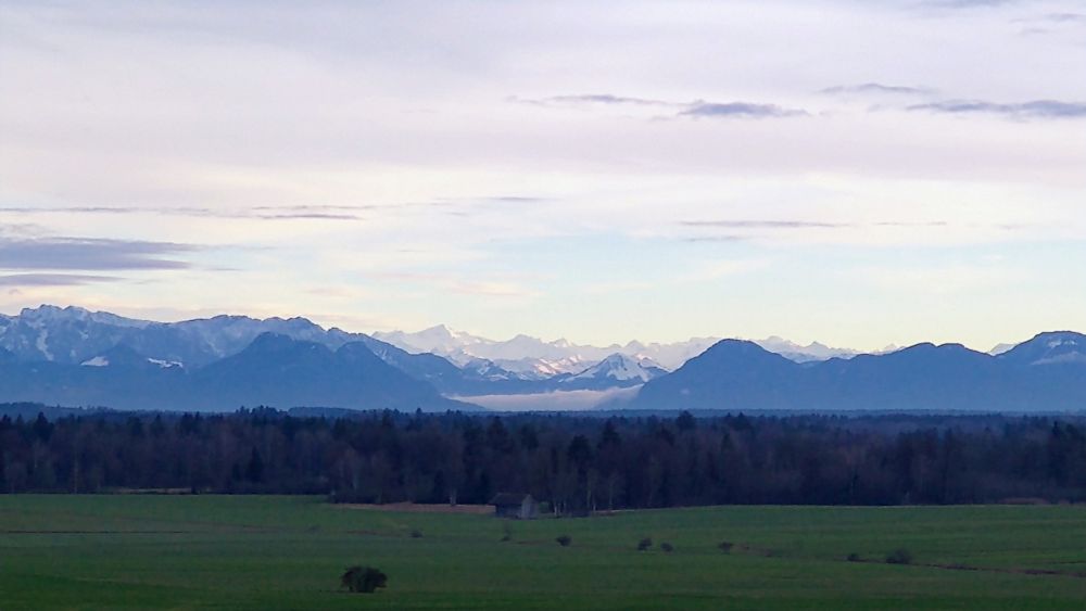 Der übliche Blick in die Alpen - Inntal mit Wolke gefüllt, dahinter Kaisergebirge und Großvenediger.