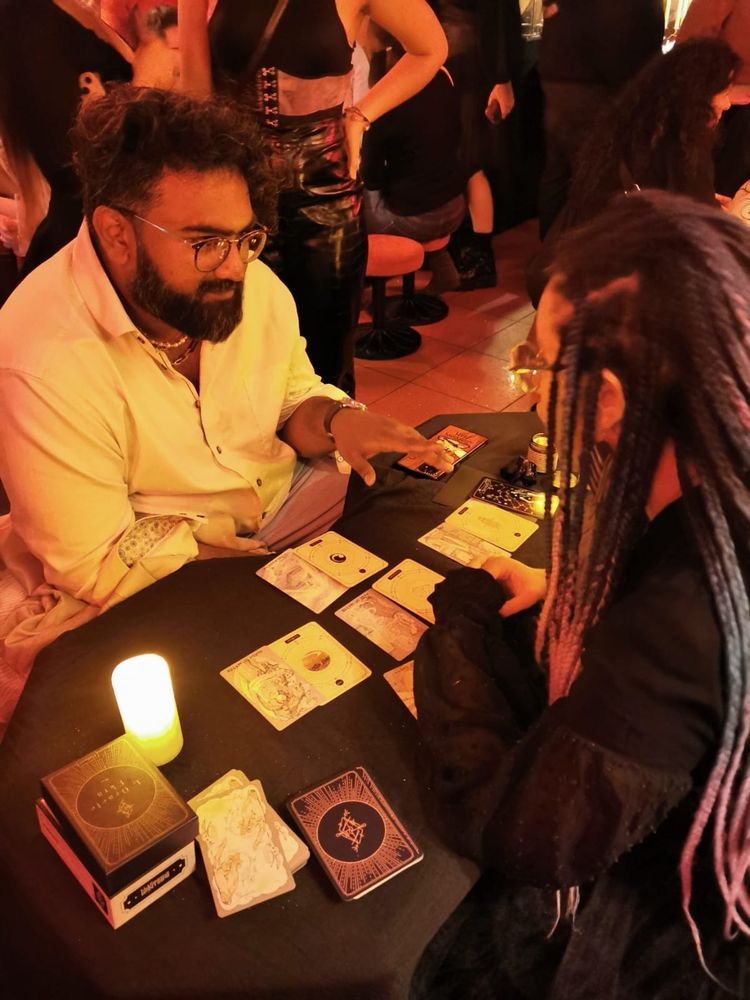 Pras entrain de se faire tirer les cartes
