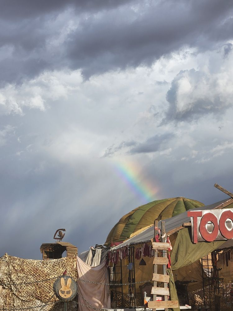 Fun weather patterns made a rainbow at wasteland! Can't keep the gay out of the wastes 😎