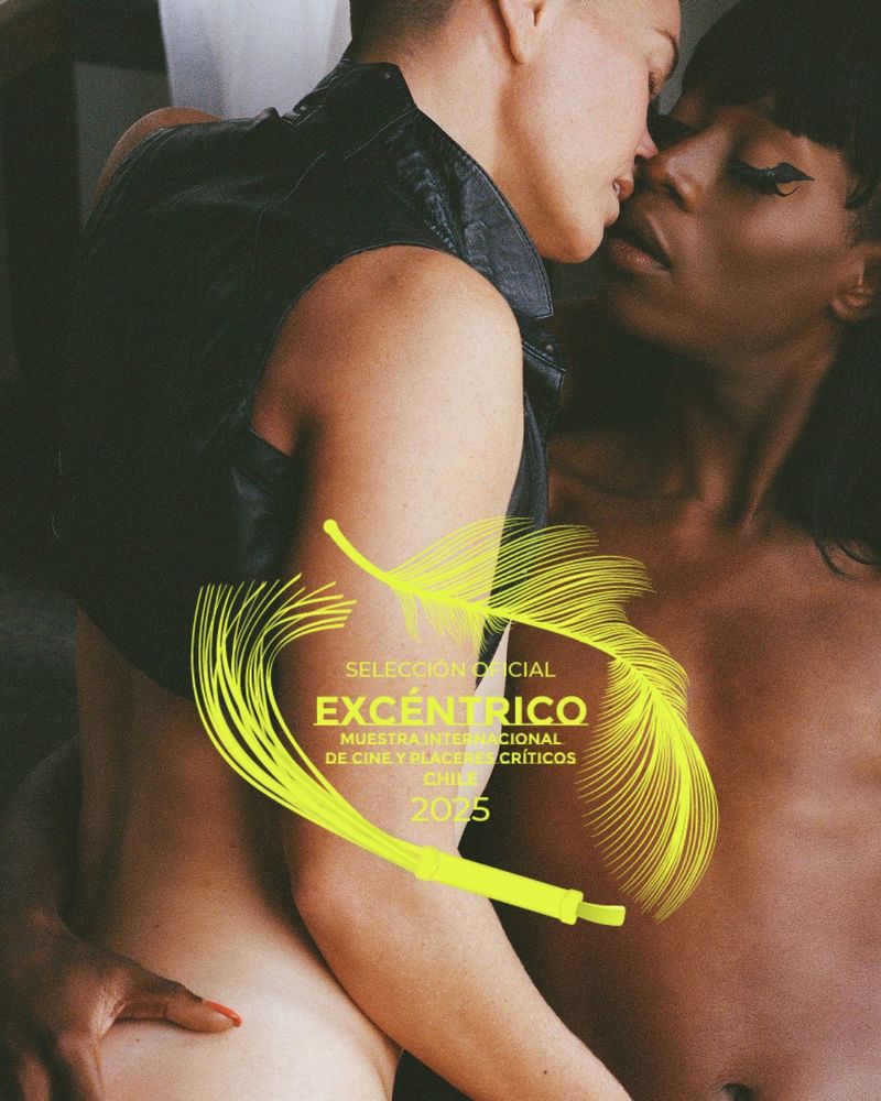 Jiz and Vanniall embrace, about to kiss. A festival laurel with yellow feathers and text reads: "Seleccion Oficial Excentrico Muestra International de Cine Y Placeres Criticos Chile 2025"