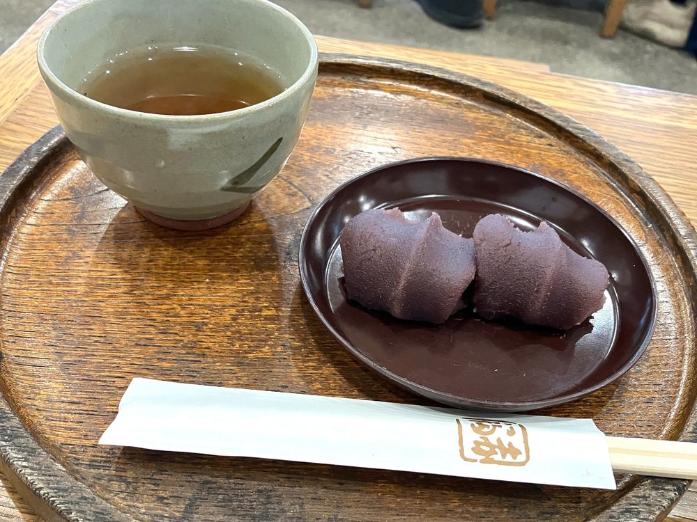 伊勢の銘菓「赤福」とお茶。イートインで頂きました。