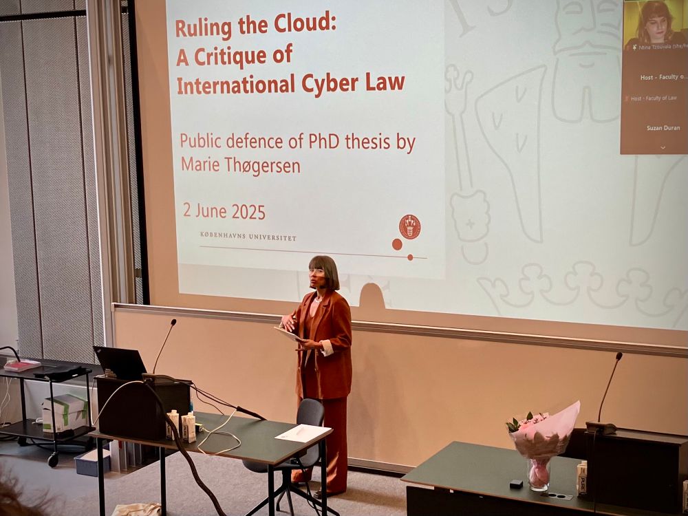 Wide shot of Marie Thøgersen in a university auditorium defending her PhD thesis.