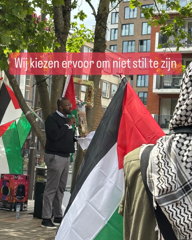 Abdulahi Hussen spreekt op de demo in Nijmegen