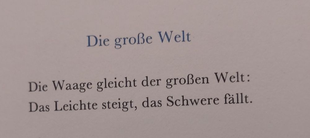 Die große Welt. Die Waage gleicht der großen Welt: / Das Leichte steigt, das Schwere fällt.
