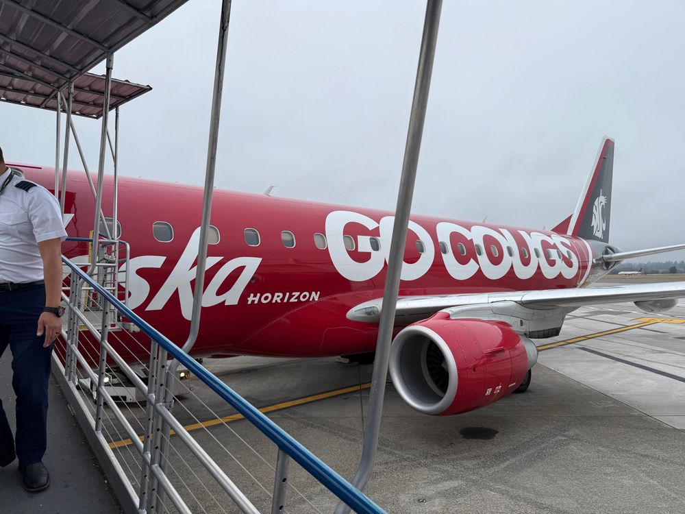 Alaska Horizon E175 in red cougars livery.