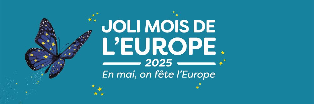 Affiche bleu clair avec un papillon aux couleurs du drapeau européen. Le texte : Joli Mois de l'Europe 2025, En mai on fête l'Europe