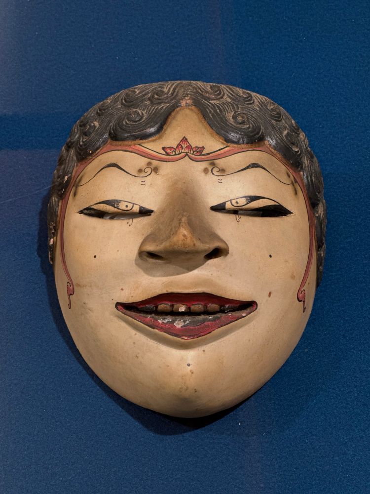パンジ劇の仮面「グヌンサリ」
インドネシア／ジャワ島 20世紀前期

切れ長の目、白い肌、豊かな黒い髪、細いリボン状の額飾りの男性の面