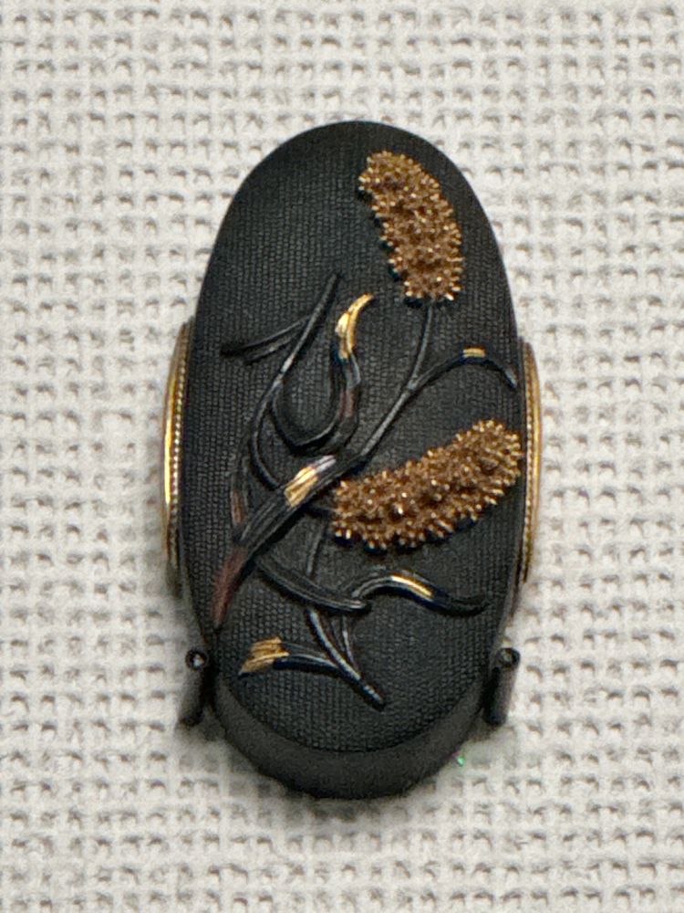 荒木東明《粟穂図縁頭・小柄》

縁頭。立体的な粟穂もだが、整然と並んだ背景の魚々子文様も手間がかかっている。