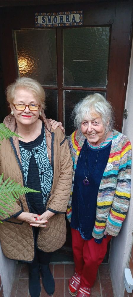 Das Bild zeigt links Monika Salzer und rechts Gerda Smorra 