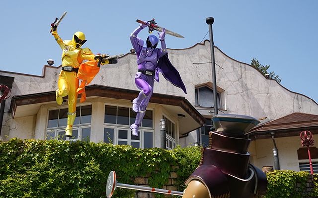 KamakiriOhger and PapillonOhger from Ohsama Sentai Kingohger, in battle