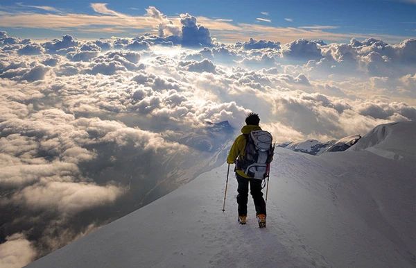 Incroyable point de vue signé José Sarrablo….un alpiniste tout en haut d’une montagne enneigée avec vue au dessus des nuages 