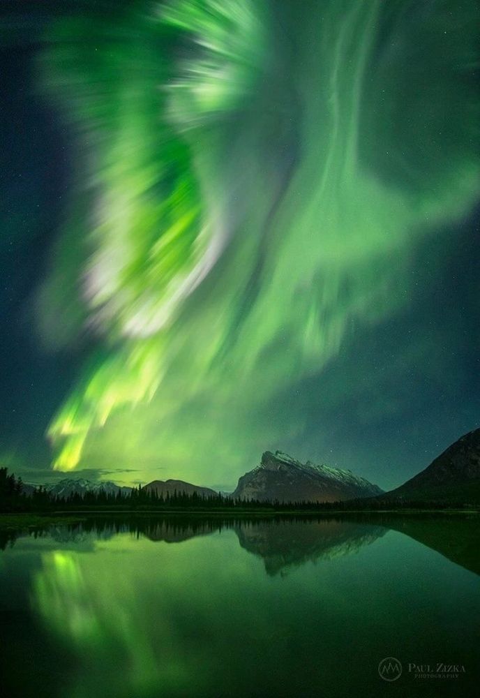 Magnifique #AuroreBoréale captée à #Banff, en #Alberta, au #Canada sur une #photo de Paul Zizka(peu pas faire plus précis ;-) Passez une douce #nuit à venir.