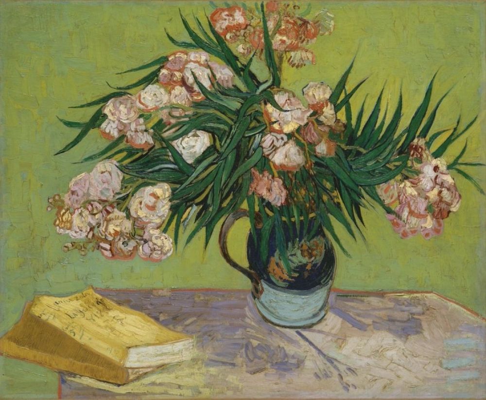 Des fleurs dans un vase, à côté d’un livre 