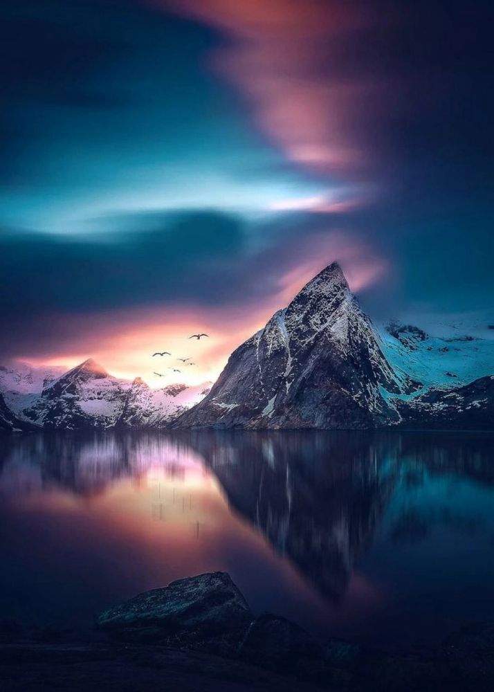 Les magnifiques îles #Lofoten en #Norvège ce soir sur une #photo de  Samir Belhamra… vous souhaitant un bon repos. A demain.