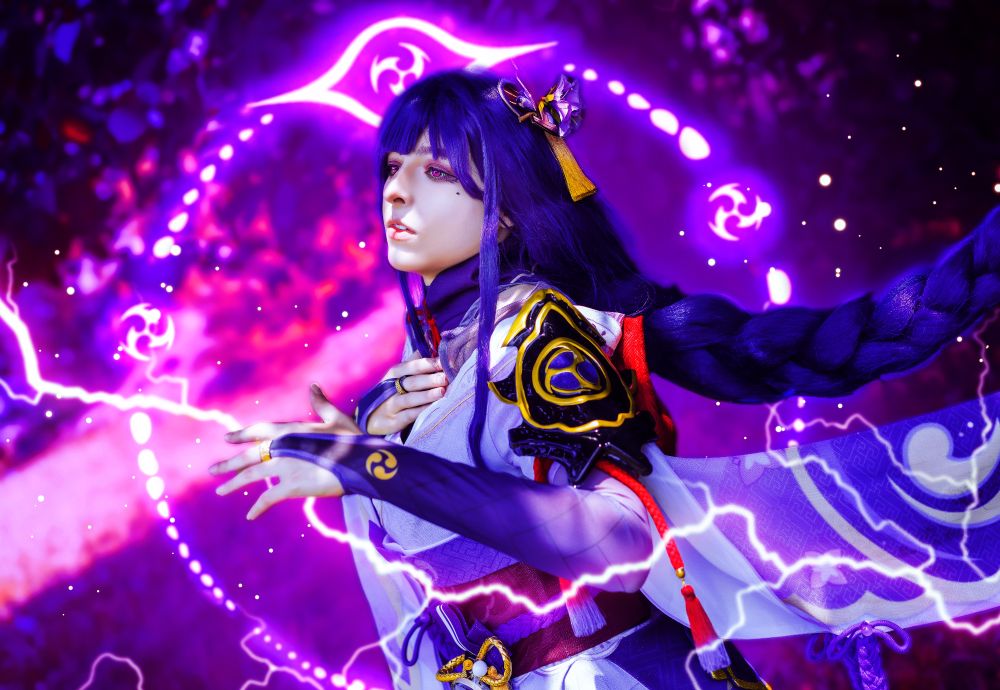 Foto de la cosplayer Belia, con su traje de Shogun Raiden, personaje del videojuego Genshin Impact
