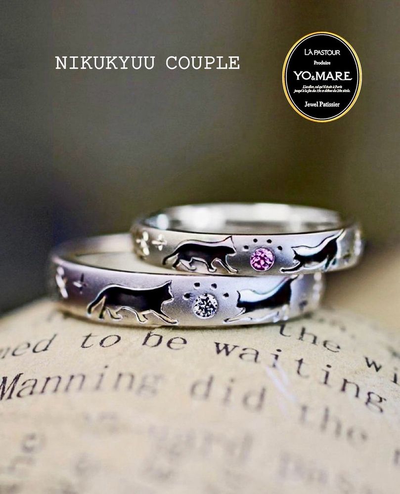 ネコのカップルが描くピンクとホワイトの肉球デザインの結婚指輪オーダーメイド作品です。