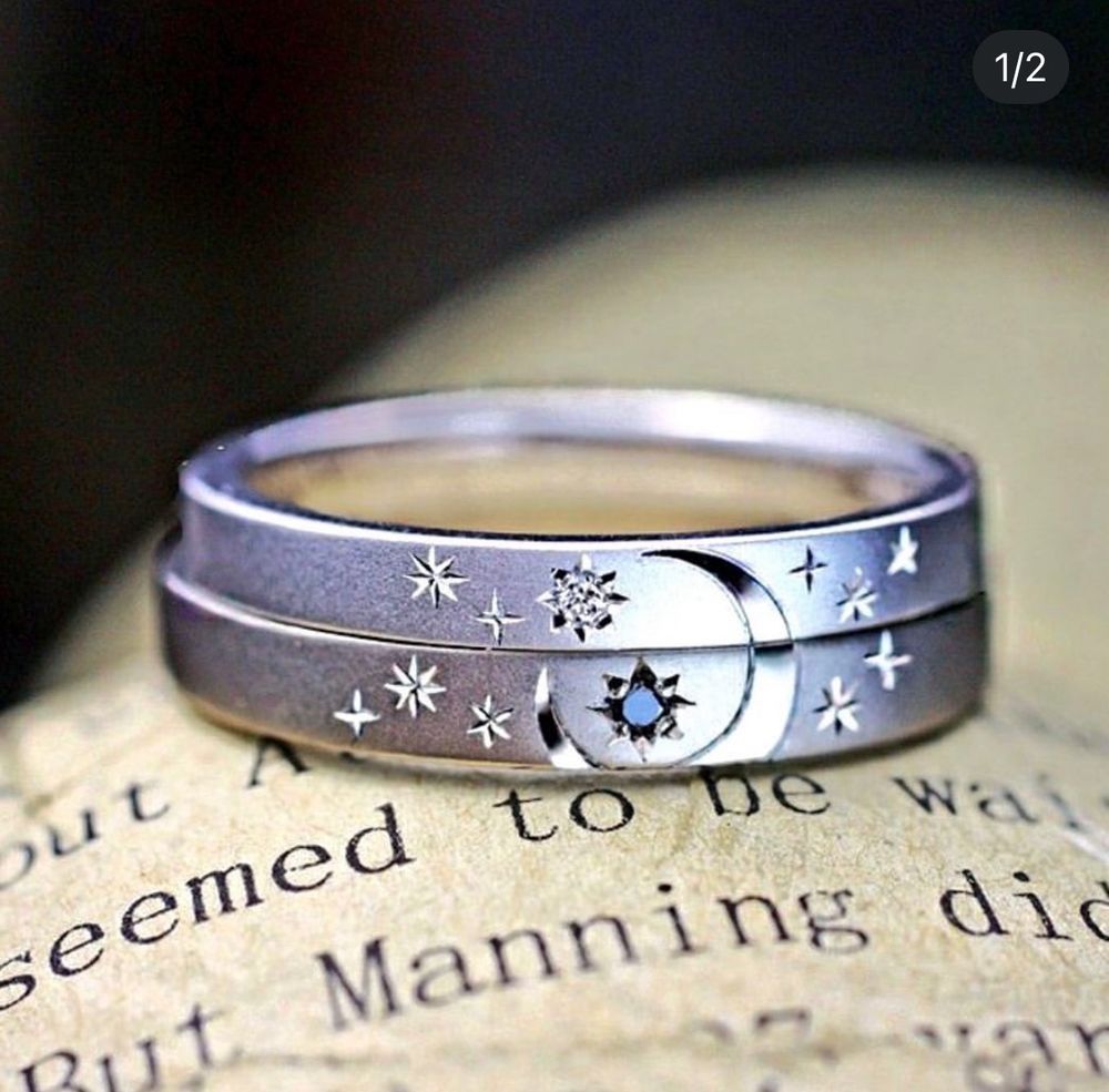 ２本重ねたリングの表に月とダイヤモンドの星を、反対側には太陽を手彫り模様で描いた結婚指輪オーダーメイド作品