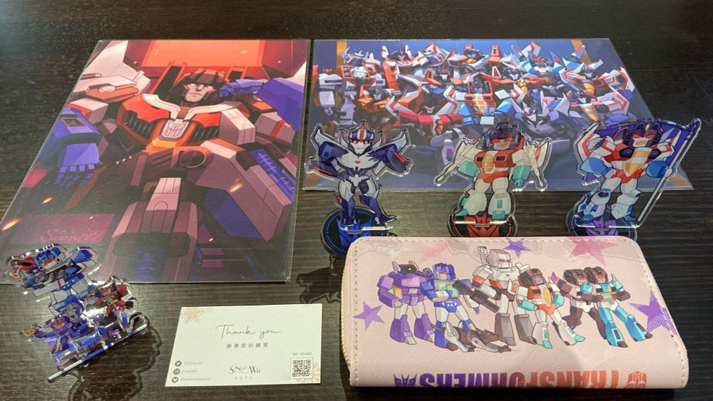 Made by Snowiiarts.
Starting from the top left:
Transformers One Starscream poster
Every Starscream together poster
Soundwave and cassettes stand
Transformers Prime Starscream stand
Transformers G1 Starscream stand
Transformers IDW Starscream stand
Transformers G1 Purse (Decepticon side)