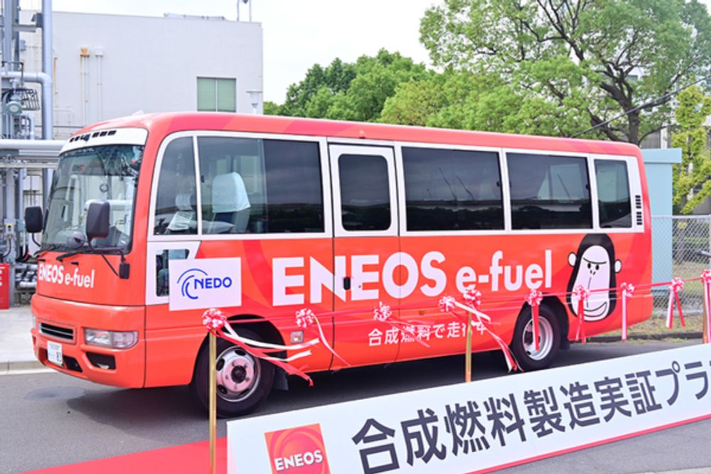 エンジンのままでいい“夢の代替燃料”ついに製造開始 陸海空いける「合成燃料」ENEOSが日本初 「世界に発信できる」元首相も太鼓判 | 乗りものニュース