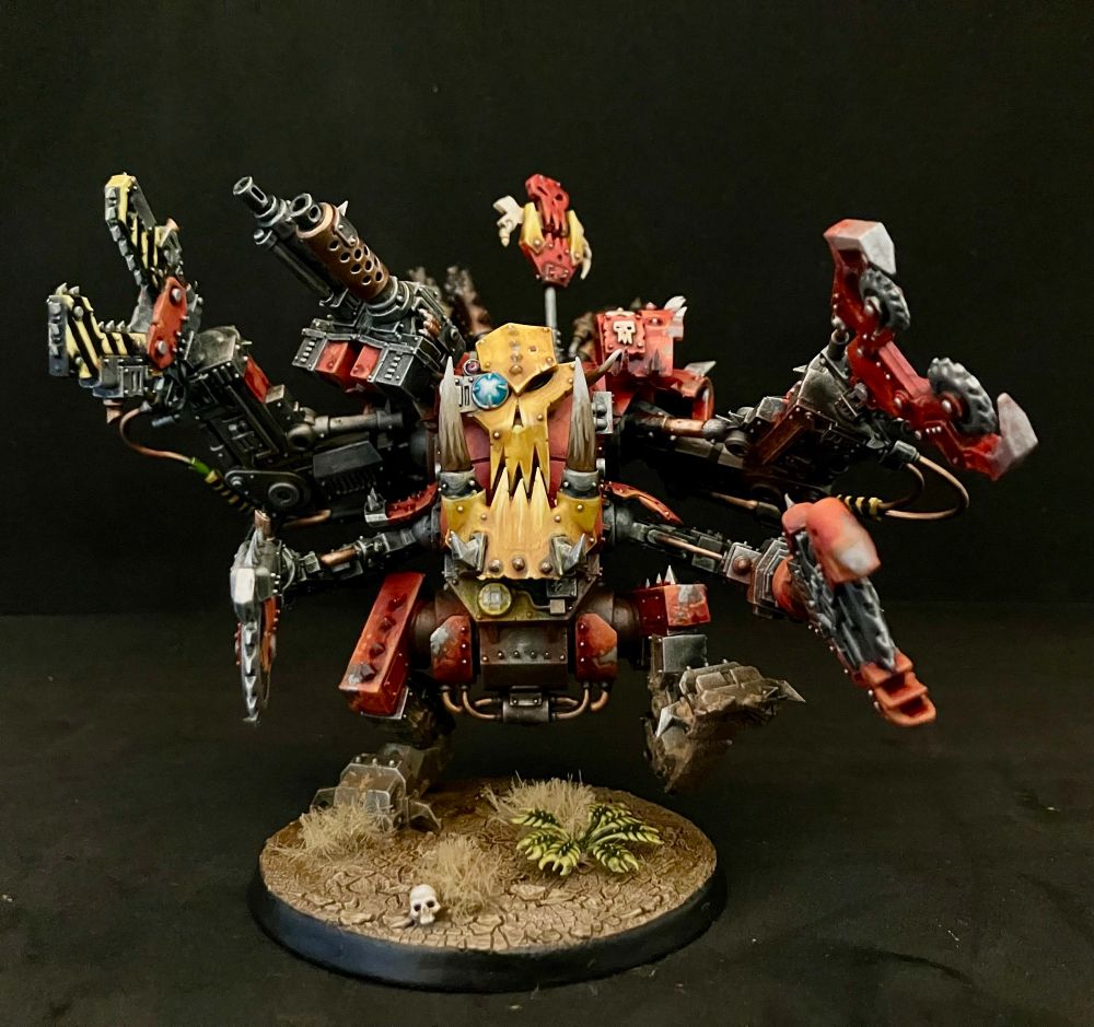 Front view of Ork Deff Dredd with a toothy skull faceplate, claw arms and pintle mounted dakka!