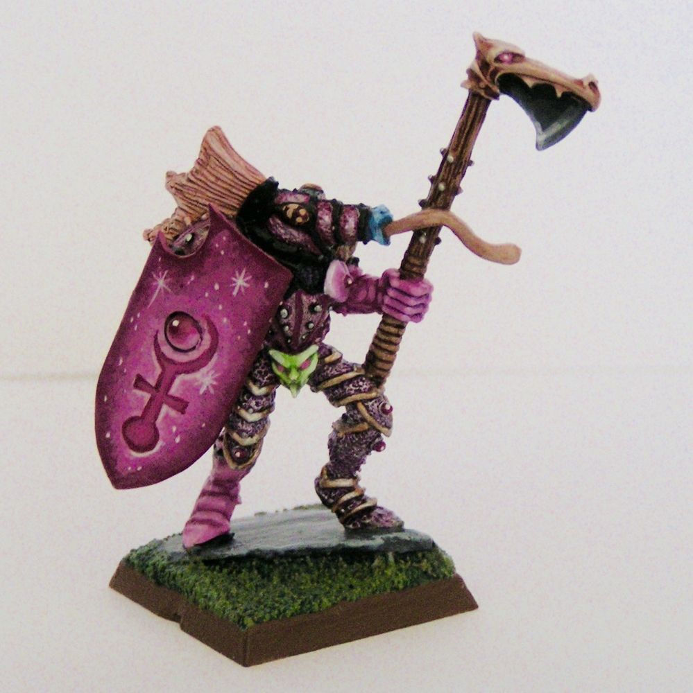 A champion of Slaanesh with head of a seeker and a large shield.