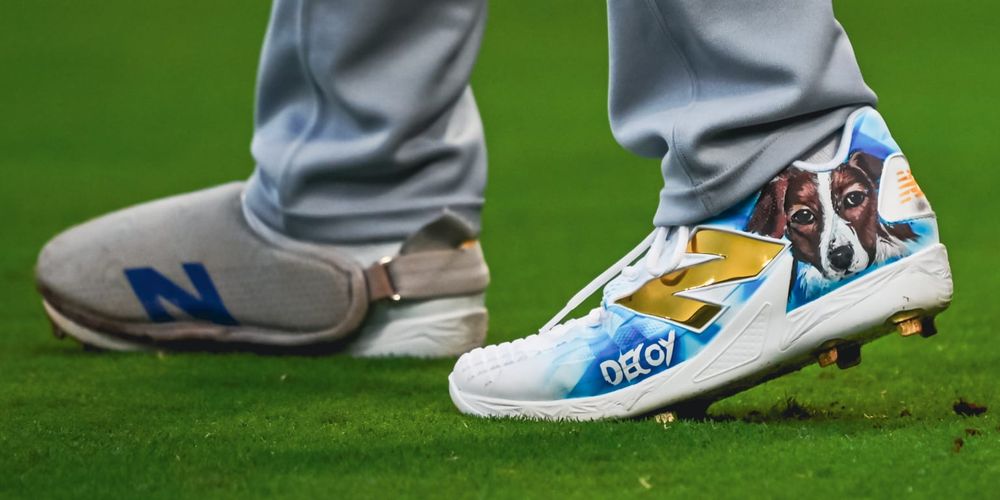 shohei ohtani's baseball cleats with an image of his pup dekopin (decoy) painted on it