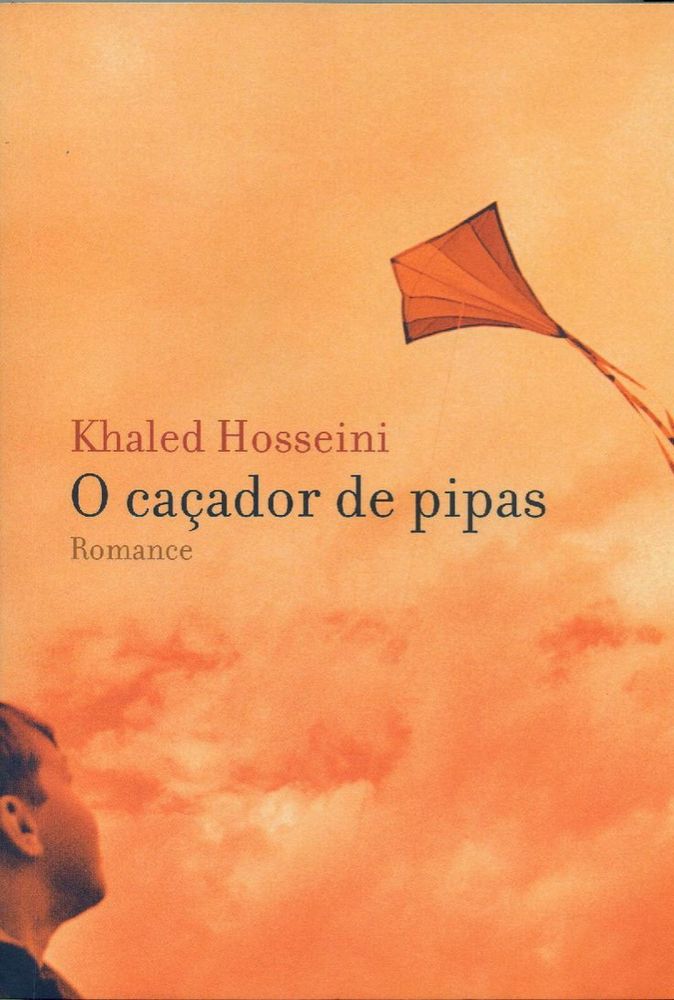 Livro: O Caçador de Pipas, um romance escrito por Khaled Hosseini, um autor do Afeganistão. Na capa temos uma criança olhando ao longe uma pipa voando.