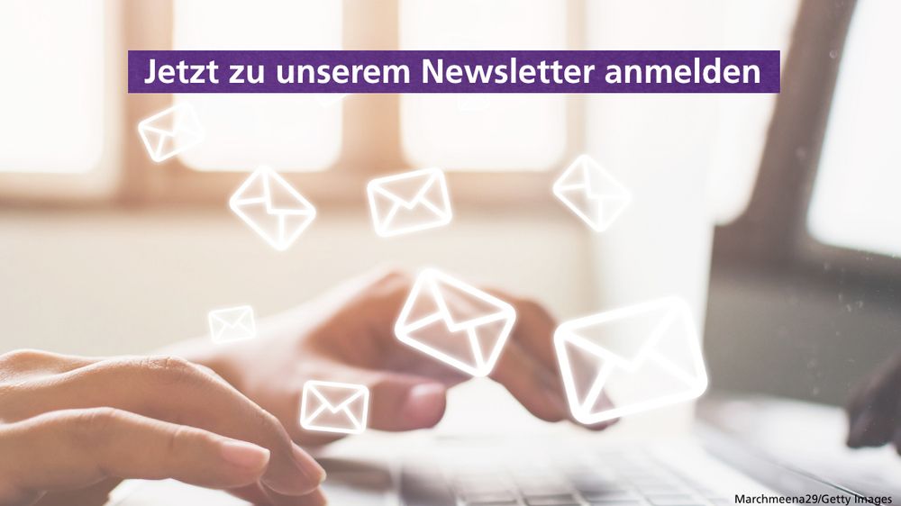 Zwei Hände tippen auf einer Laptoptastatur und auf dem Bild liegen kleine weiße Briefumschläge und der Titel: Jetzt zu unserem Newsletter anmelden. 