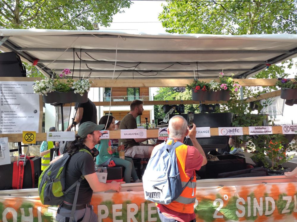 Markus Kollotzek, Vorstandsmitglied von WeChange, bespielt den ProtestFlügel mit einer entspannenden Melodie.