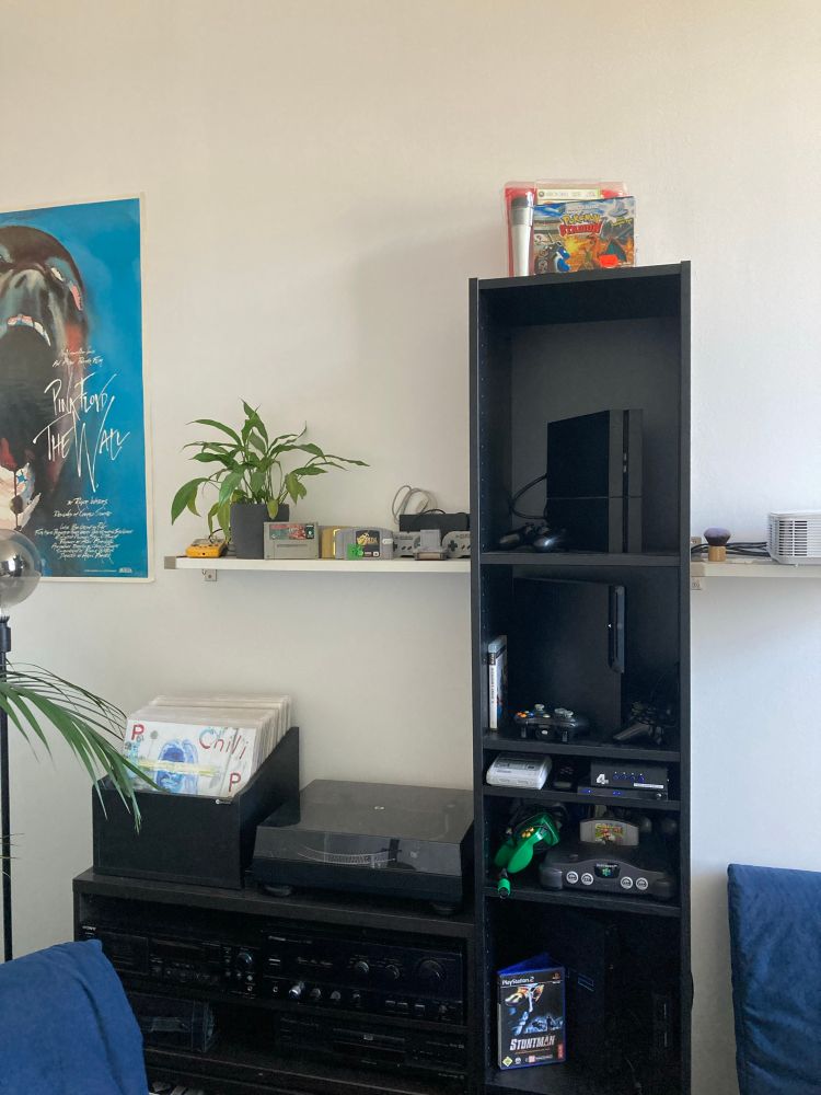 Backstage Bereich mit Super Nintendo Modulen, N64, PlayStation Konsolen und Spielen.