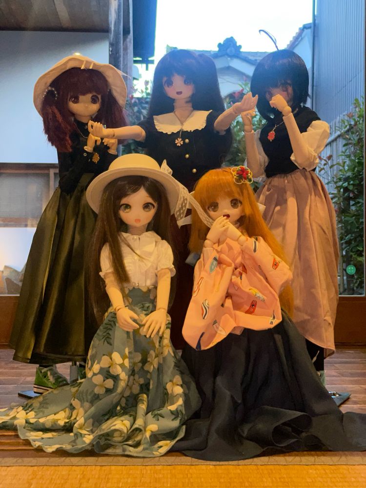 5人のドール。
アイドルマスターシンデレラガールズのキャラクターをモチーフにしたドールが3人、学園アイドルマスターのキャラクターをモチーフにしたドールが1人、温泉むすめのキャラクターをモチーフにしたドールが1人。