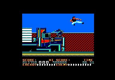 Image de "dragon ninja vs the bad Guy " il y a un camion façon optimus prime dessus un méchant ninjabavec des geande griffes au dessus de lui le hero en jean et avec un débardeur noir fait un coup de pied sauté super classe (mais pas dans la bonne direction 