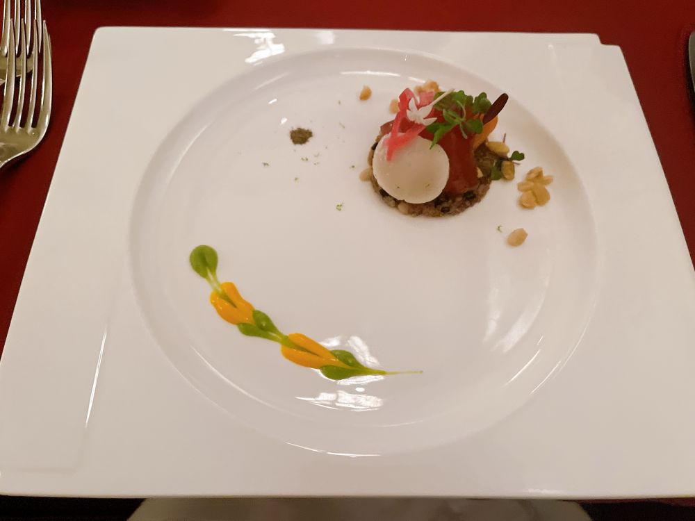 スモークされた鮪とサーモンとホタテの下に謎の雑穀がいるやつ めちゃ美味しい ソースもよく分かんなかったけど美味しかった