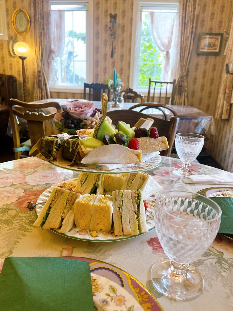 家からほど近い場所にある素敵すぎるカフェ シンプルなサンドイッチが死ぬほど美味いって何？ 桑の葉と小豆のパウンドケーキが特に最高で、無理言って追加でテイクアウトさせてもらった またすぐにでも行きたい……