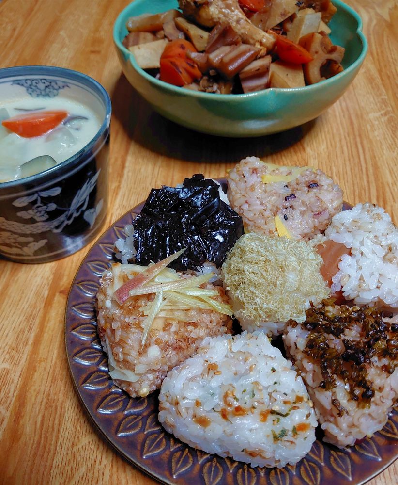 おにぎりと豆乳シチューと筑前煮の写真。