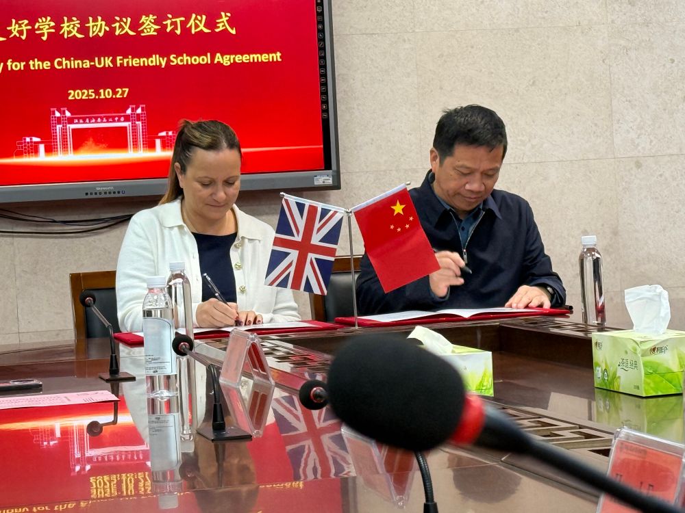 Headteacher from Belper and local leader of education signifying partnership agreement 