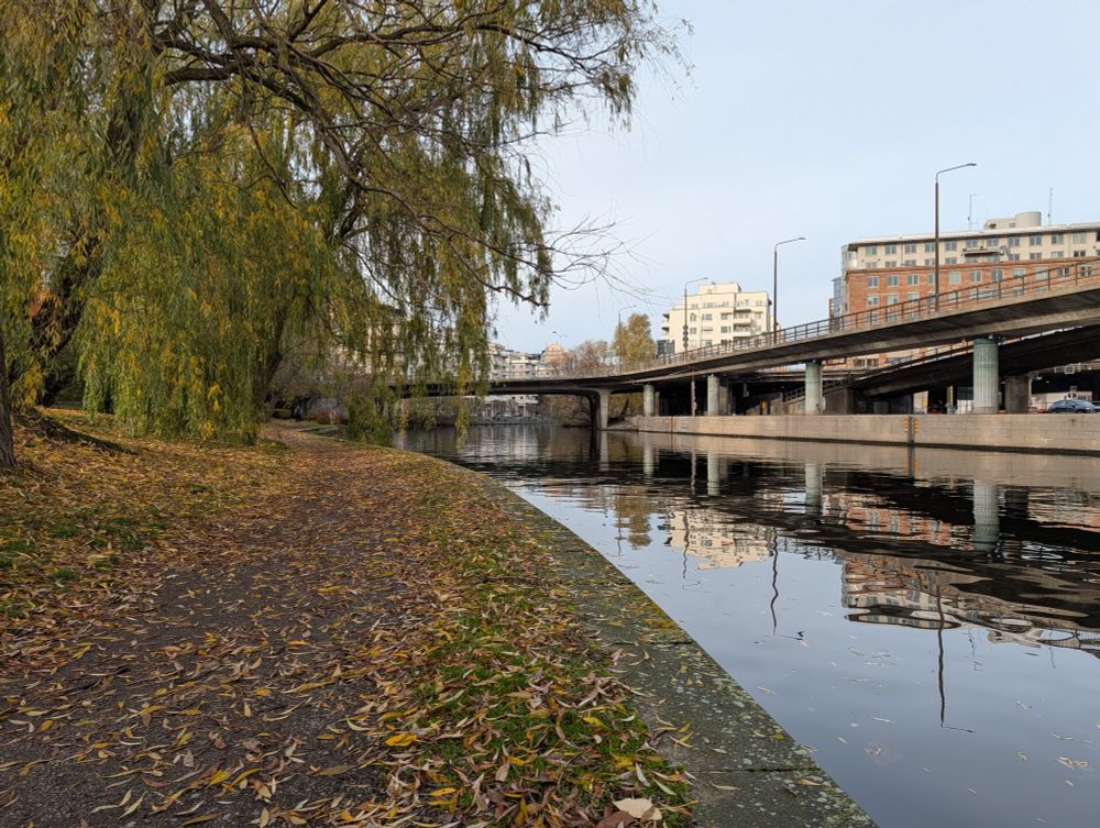 Karbergs populära strandpromenad, som flottarna ligger i ena änden av