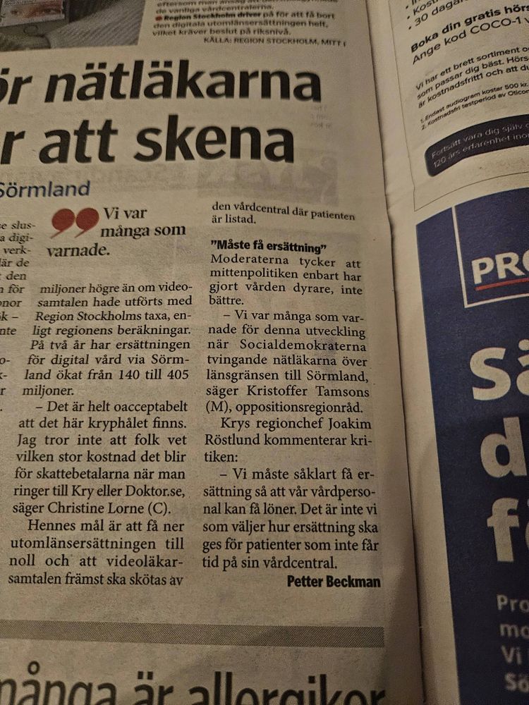 Skärmdump från Mitt i. Relevant citat: "Vi var många som varnade för denna utveckling när Socialdemokraterna tvingade nätläkarna över länsgränsen till Sörmland" säger Kristoffer Tamsons (M) oppositionsregionråd