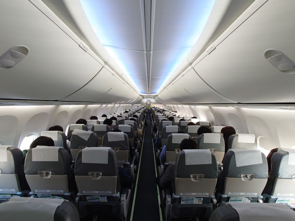 通路後方から撮影した機内の様子。落ち着いている。
15:37