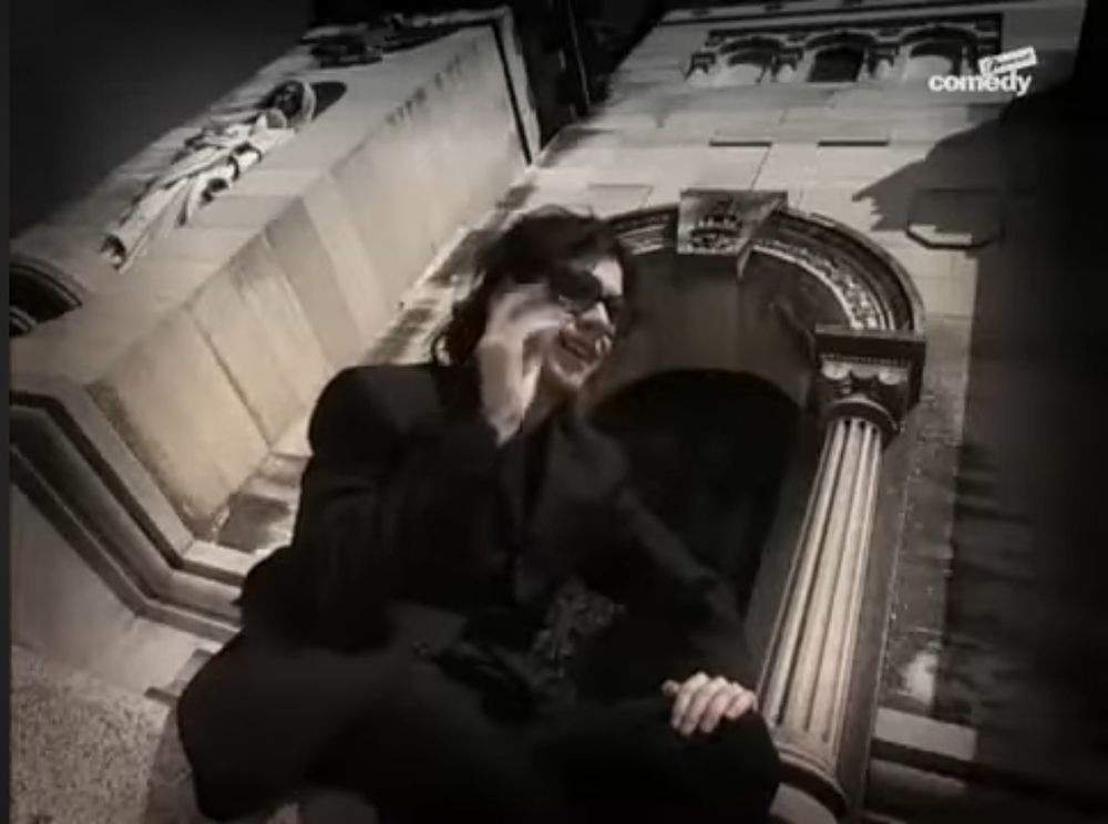 Captura de pantalla de la hora chanante en que es veu al que feia els testimonios disfressat de Tim Burton