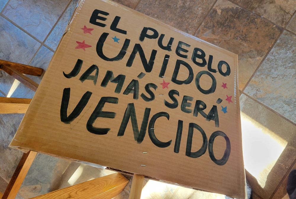 Protest sign: el pueblo unido jamás será vencido