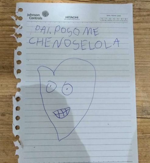 Folha de caderno com a frase "Pai, poso meche no selola"