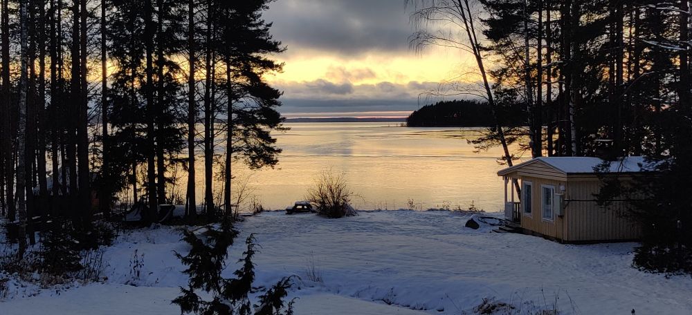 Ranta riitteessä ja etempänäkin alkaa jääkantta tulemaan.