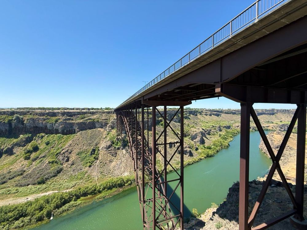 Big bridge over big river 