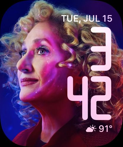 Screenshot of an Apple Watch watchface featuring Star Trek Strange New Worlds' Pelia.