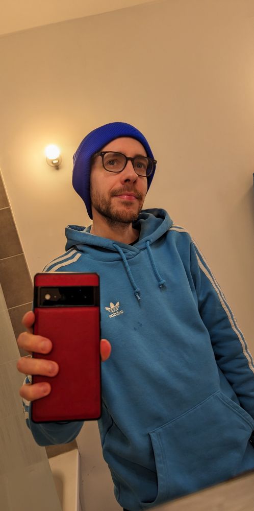 Tenue avec bonnet bleu