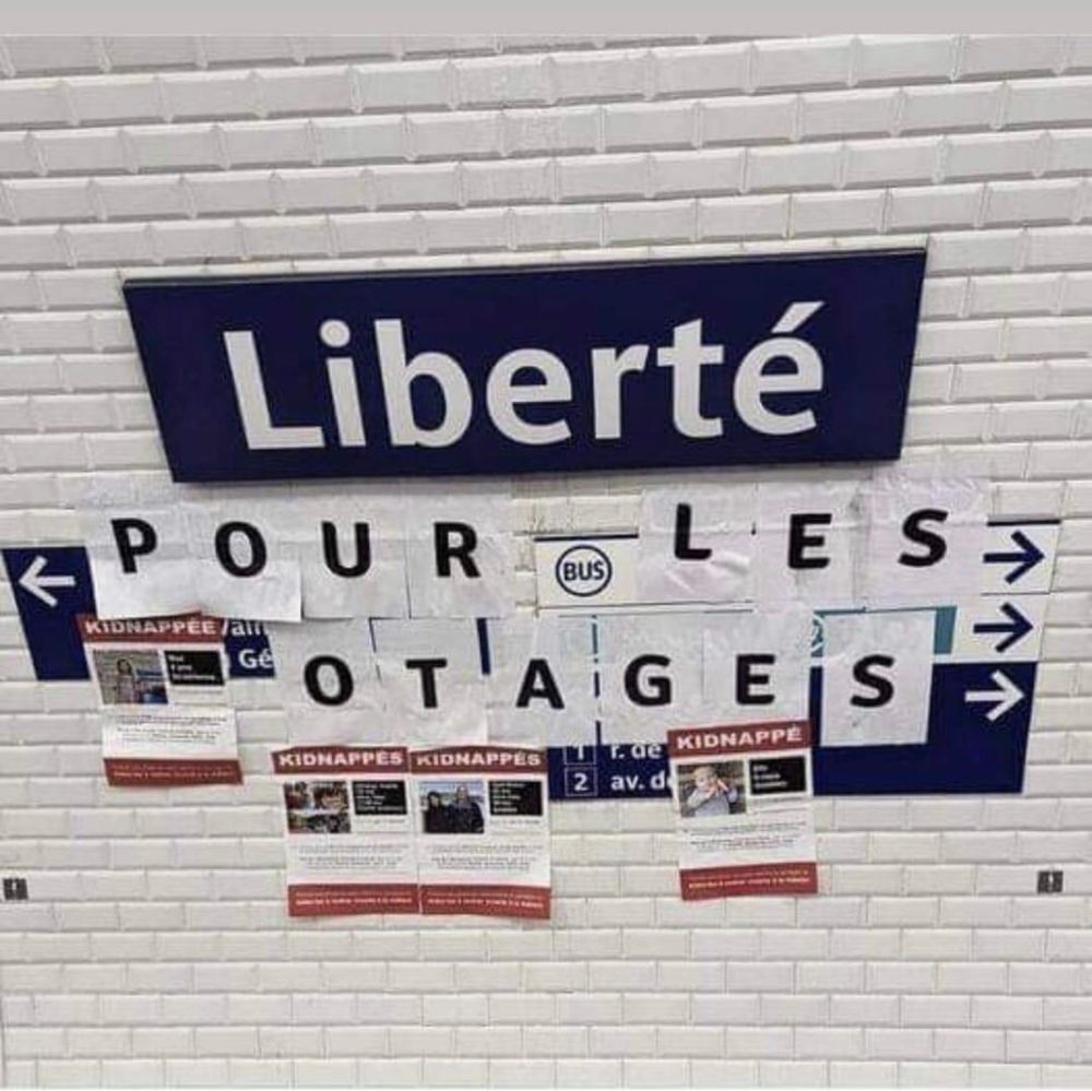 Station métro Liberté, et collé le texte « pour les otages », en dessous quelques photos d’otages.